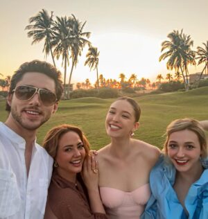 Andrea Legarreta Instagram - Celebrando el amor… La vida… Los sueños… La ilusión… Con mis amores… Mi familia… 🩷🤎🩵🙌🏻💫🙏🏻 #BodaFernandaYRolando Todas las bendiciones!! La pasamos divino!! Gracias Alain y Anette son lo máximo! Los amamos!! 
#VestidoNina 🩵 @raquelorozcog 
#Acapulco #TresVidas