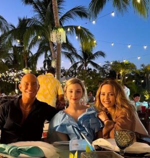 Andrea Legarreta Instagram - Celebrando el amor… La vida… Los sueños… La ilusión… Con mis amores… Mi familia… 🩷🤎🩵🙌🏻💫🙏🏻 #BodaFernandaYRolando Todas las bendiciones!! La pasamos divino!! Gracias Alain y Anette son lo máximo! Los amamos!! 
#VestidoNina 🩵 @raquelorozcog 
#Acapulco #TresVidas
