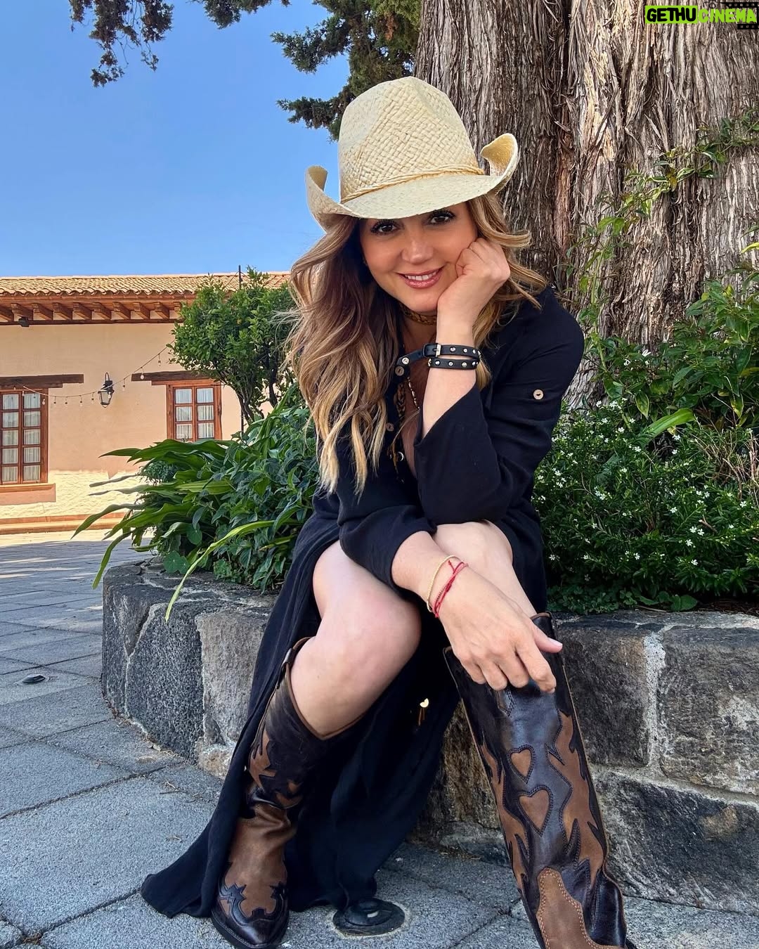 Andrea Legarreta - 59K Likes - Por favor… Más recuerdos que nos hagan sonreír… Eso… 😊