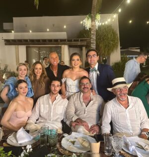 Andrea Legarreta Instagram - Celebrando el amor… La vida… Los sueños… La ilusión… Con mis amores… Mi familia… 🩷🤎🩵🙌🏻💫🙏🏻 #BodaFernandaYRolando Todas las bendiciones!! La pasamos divino!! Gracias Alain y Anette son lo máximo! Los amamos!! 
#VestidoNina 🩵 @raquelorozcog 
#Acapulco #TresVidas