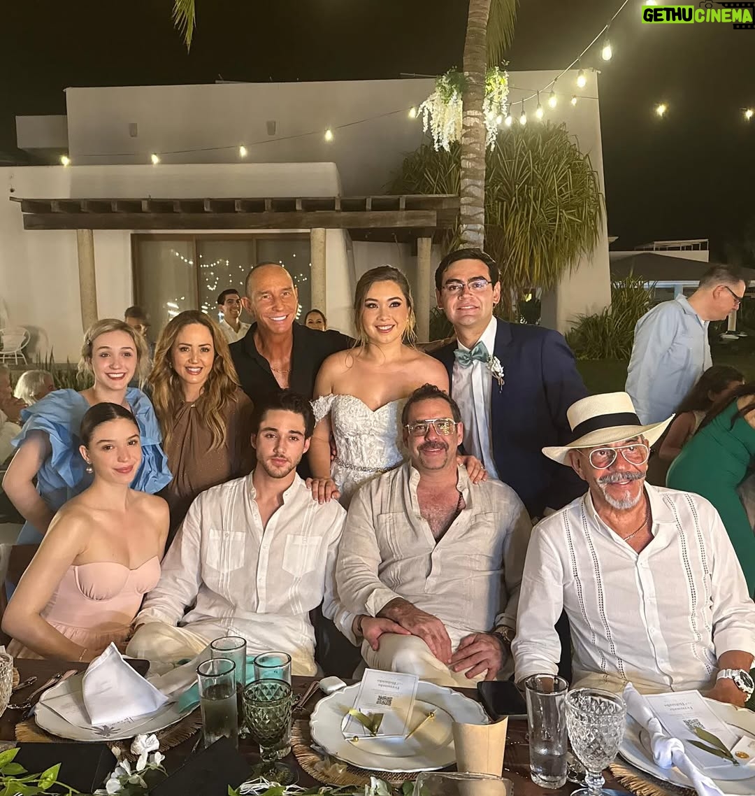 Andrea Legarreta - 146.3K Likes - Celebrando el amor… La vida… Los sueños… La ilusión… Con mis amores… Mi familia… 🩷🤎🩵🙌🏻💫🙏🏻 #BodaFernandaYRolando Todas las bendiciones!! La pasamos divino!! Gracias Alain y Anette son lo máximo! Los amamos!! 
#VestidoNina 🩵 @raquelorozcog 
#Acapulco #TresVidas