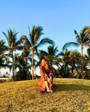 Andrea Legarreta Instagram - Me bañé… Me maquillé… Me puse un lindo vestido… Y me pei… 🌬️🌪️ 🍃
Pff… Olvídenlo… jajajajajaja 
#CediendoALasCariciasDelViento