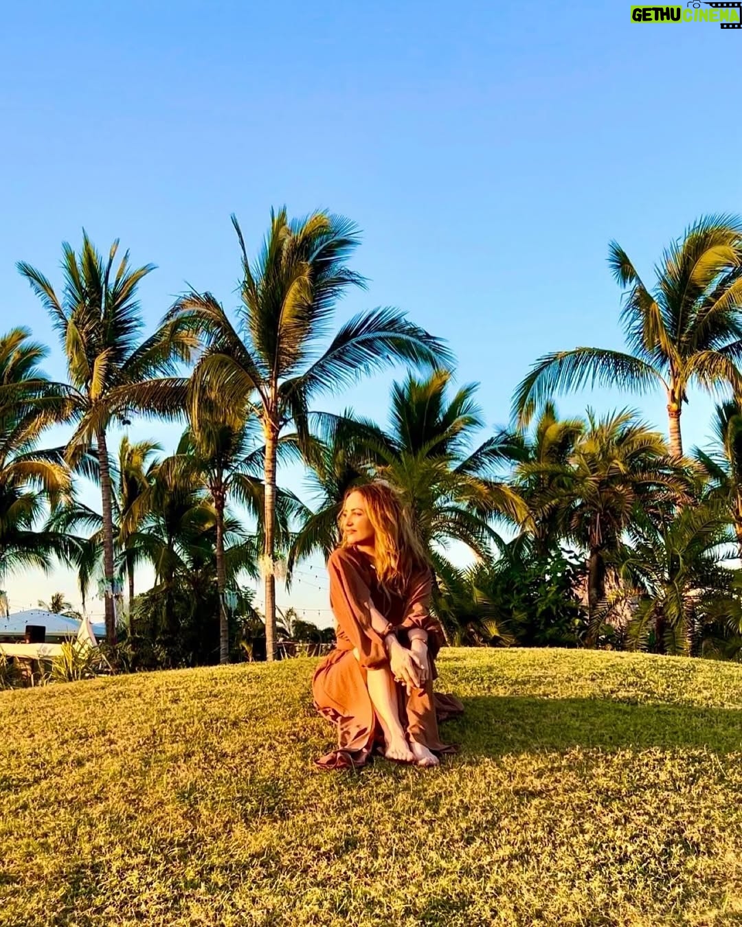 Andrea Legarreta - 61.9K Likes - Me bañé… Me maquillé… Me puse un lindo vestido… Y me pei… 🌬️🌪️ 🍃
Pff… Olvídenlo… jajajajajaja 
#CediendoALasCariciasDelViento