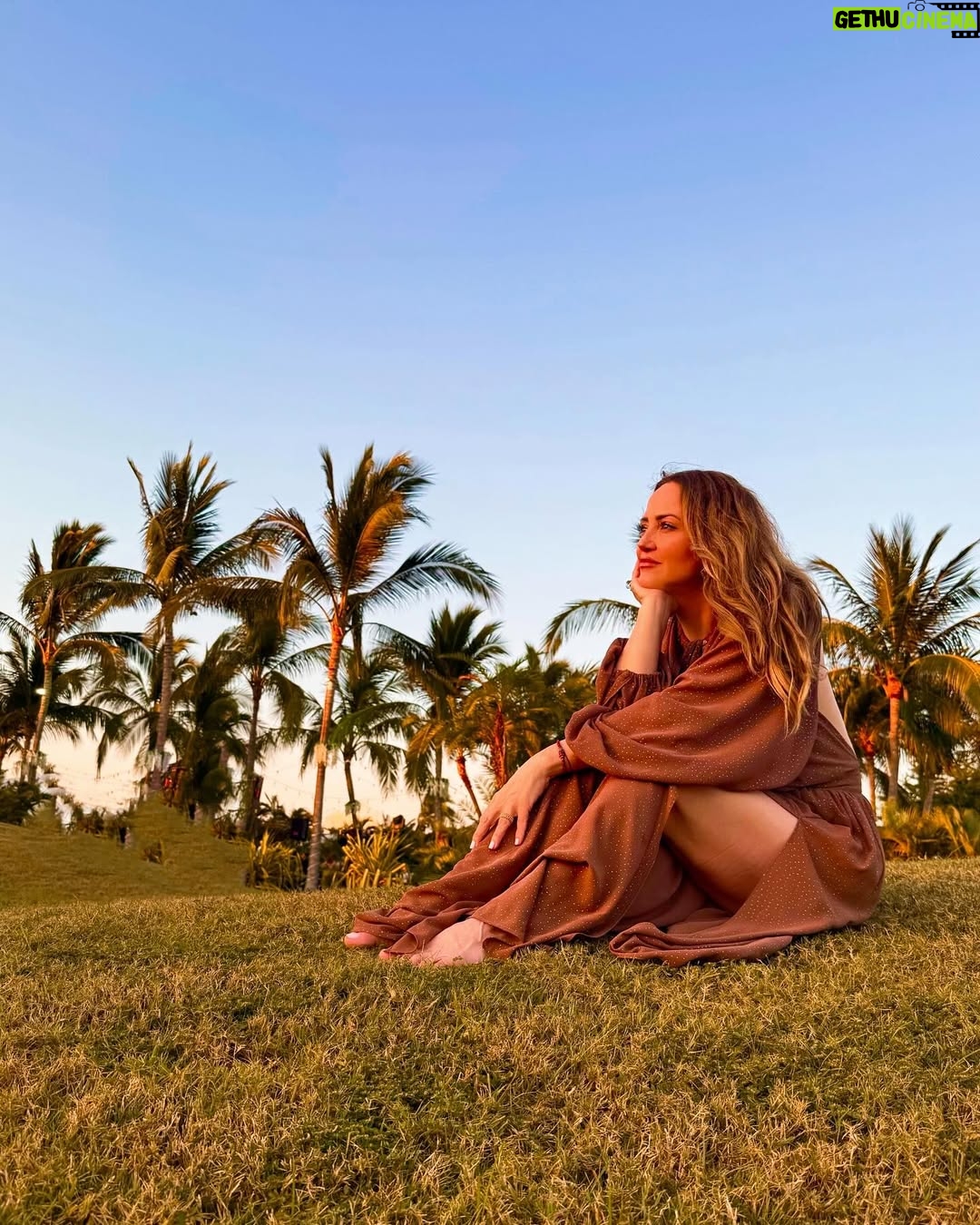 Andrea Legarreta - 61.9K Likes - Me bañé… Me maquillé… Me puse un lindo vestido… Y me pei… 🌬️🌪️ 🍃
Pff… Olvídenlo… jajajajajaja 
#CediendoALasCariciasDelViento
