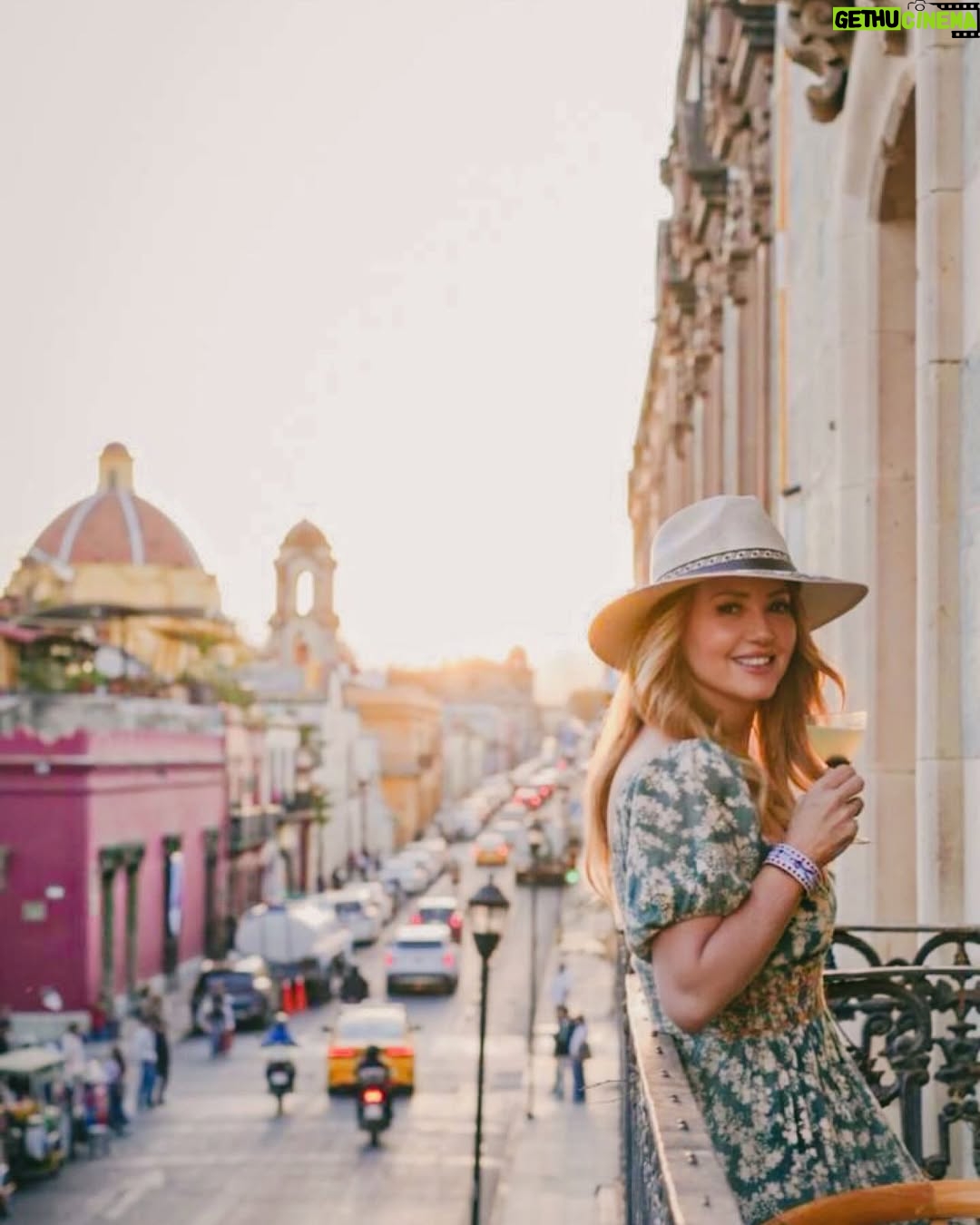 Andrea Legarreta - 70.5K Likes - Enamorada estoy de ti… Oaxaca de mis amores… Eres magia pura… ❣️ 

Oaxaca sabe mejor con mi ojitos de cielo… @juan.legarreta ❣️ Y el mejor guía, nuestro amigo adorado @oaxacking  GRACIAS Omar adorado!! Eres lo máximo!! Te queremos!! ❣️❣️❣️🙌🏻🙌🏻🙌🏻