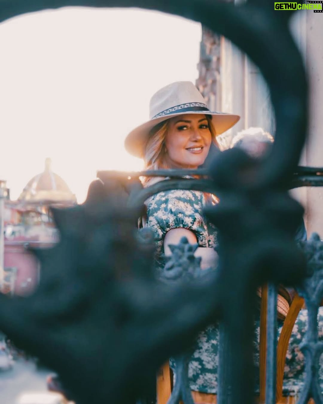 Andrea Legarreta - 70.5K Likes - Enamorada estoy de ti… Oaxaca de mis amores… Eres magia pura… ❣️ 

Oaxaca sabe mejor con mi ojitos de cielo… @juan.legarreta ❣️ Y el mejor guía, nuestro amigo adorado @oaxacking  GRACIAS Omar adorado!! Eres lo máximo!! Te queremos!! ❣️❣️❣️🙌🏻🙌🏻🙌🏻