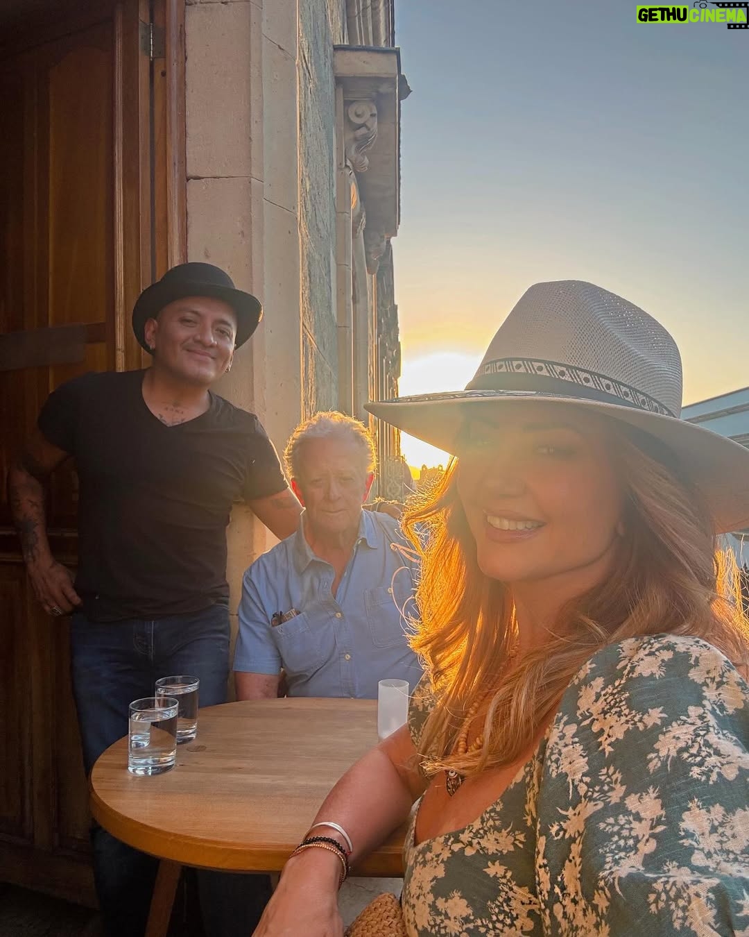 Andrea Legarreta - 70.5K Likes - Enamorada estoy de ti… Oaxaca de mis amores… Eres magia pura… ❣️ 

Oaxaca sabe mejor con mi ojitos de cielo… @juan.legarreta ❣️ Y el mejor guía, nuestro amigo adorado @oaxacking  GRACIAS Omar adorado!! Eres lo máximo!! Te queremos!! ❣️❣️❣️🙌🏻🙌🏻🙌🏻