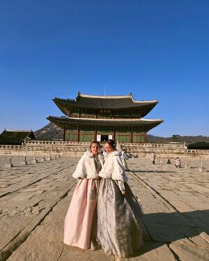 Andrea Legarreta Instagram - Jugando a ser de la realeza… En esta zona del Palacio Gyeongbokgung en Seúl Korea, las chicas y sus mamás, incluso los hombres, suelen vestirse con trajes tradicionales llamados “Hanbok” para hacer sesiones de fotos para tener un recuerdo de su visita a este espectacular Palacio… Y bueno… No pudimos negarnos a hacer lo mismo mi princesa pequeña y yo… Confieso que estábamos a -6 grados centígrados y aguantamos como las grandes jajajaja …  Vestidos @doyo.hanbok 🙌🏻💫✨😍 #koreatravel #Gyeongbokgung #Corea #AmorInfinito #Seul #seoul  @ninarubinl ❤️💫