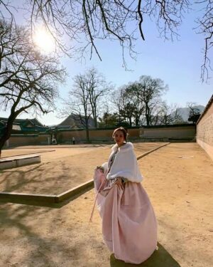 Andrea Legarreta Instagram - Jugando a ser de la realeza… En esta zona del Palacio Gyeongbokgung en Seúl Korea, las chicas y sus mamás, incluso los hombres, suelen vestirse con trajes tradicionales llamados “Hanbok” para hacer sesiones de fotos para tener un recuerdo de su visita a este espectacular Palacio… Y bueno… No pudimos negarnos a hacer lo mismo mi princesa pequeña y yo… Confieso que estábamos a -6 grados centígrados y aguantamos como las grandes jajajaja …  Vestidos @doyo.hanbok 🙌🏻💫✨😍 #koreatravel #Gyeongbokgung #Corea #AmorInfinito #Seul #seoul  @ninarubinl ❤️💫