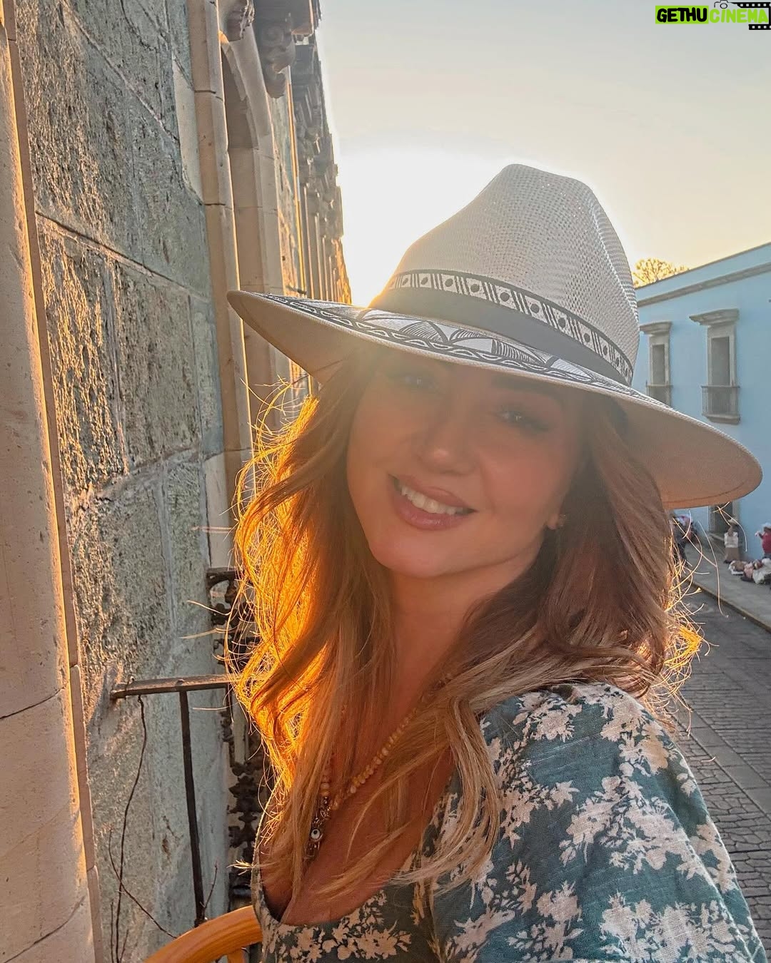 Andrea Legarreta - 70.5K Likes - Enamorada estoy de ti… Oaxaca de mis amores… Eres magia pura… ❣️ 

Oaxaca sabe mejor con mi ojitos de cielo… @juan.legarreta ❣️ Y el mejor guía, nuestro amigo adorado @oaxacking  GRACIAS Omar adorado!! Eres lo máximo!! Te queremos!! ❣️❣️❣️🙌🏻🙌🏻🙌🏻