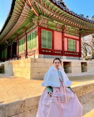 Andrea Legarreta Instagram - Jugando a ser de la realeza… En esta zona del Palacio Gyeongbokgung en Seúl Korea, las chicas y sus mamás, incluso los hombres, suelen vestirse con trajes tradicionales llamados “Hanbok” para hacer sesiones de fotos para tener un recuerdo de su visita a este espectacular Palacio… Y bueno… No pudimos negarnos a hacer lo mismo mi princesa pequeña y yo… Confieso que estábamos a -6 grados centígrados y aguantamos como las grandes jajajaja …  Vestidos @doyo.hanbok 🙌🏻💫✨😍 #koreatravel #Gyeongbokgung #Corea #AmorInfinito #Seul #seoul  @ninarubinl ❤️💫