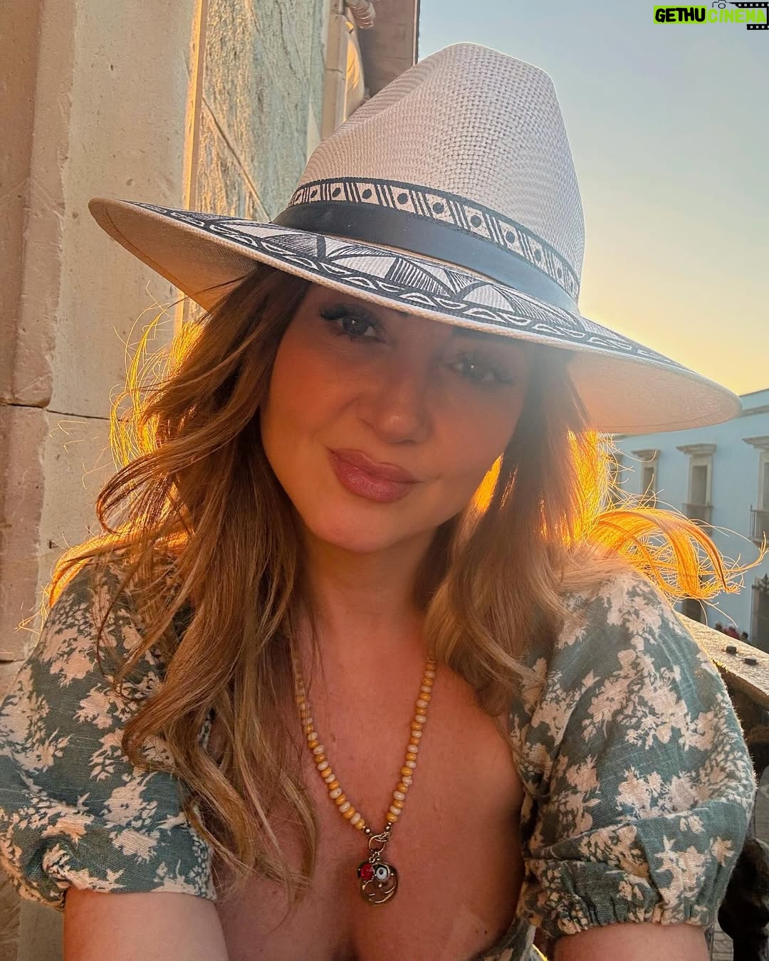 Andrea Legarreta - 70.5K Likes - Enamorada estoy de ti… Oaxaca de mis amores… Eres magia pura… ❣️ 

Oaxaca sabe mejor con mi ojitos de cielo… @juan.legarreta ❣️ Y el mejor guía, nuestro amigo adorado @oaxacking  GRACIAS Omar adorado!! Eres lo máximo!! Te queremos!! ❣️❣️❣️🙌🏻🙌🏻🙌🏻