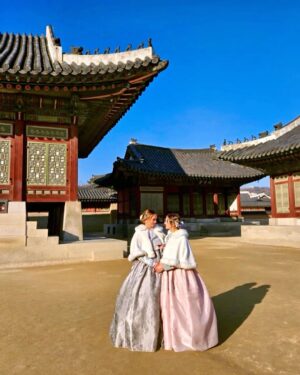 Andrea Legarreta Instagram - Jugando a ser de la realeza… En esta zona del Palacio Gyeongbokgung en Seúl Korea, las chicas y sus mamás, incluso los hombres, suelen vestirse con trajes tradicionales llamados “Hanbok” para hacer sesiones de fotos para tener un recuerdo de su visita a este espectacular Palacio… Y bueno… No pudimos negarnos a hacer lo mismo mi princesa pequeña y yo… Confieso que estábamos a -6 grados centígrados y aguantamos como las grandes jajajaja …  Vestidos @doyo.hanbok 🙌🏻💫✨😍 #koreatravel #Gyeongbokgung #Corea #AmorInfinito #Seul #seoul  @ninarubinl ❤️💫
