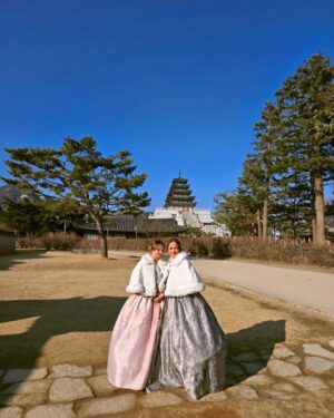 Andrea Legarreta Instagram - Jugando a ser de la realeza… En esta zona del Palacio Gyeongbokgung en Seúl Korea, las chicas y sus mamás, incluso los hombres, suelen vestirse con trajes tradicionales llamados “Hanbok” para hacer sesiones de fotos para tener un recuerdo de su visita a este espectacular Palacio… Y bueno… No pudimos negarnos a hacer lo mismo mi princesa pequeña y yo… Confieso que estábamos a -6 grados centígrados y aguantamos como las grandes jajajaja …  Vestidos @doyo.hanbok 🙌🏻💫✨😍 #koreatravel #Gyeongbokgung #Corea #AmorInfinito #Seul #seoul  @ninarubinl ❤️💫