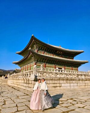 Andrea Legarreta Instagram - Jugando a ser de la realeza… En esta zona del Palacio Gyeongbokgung en Seúl Korea, las chicas y sus mamás, incluso los hombres, suelen vestirse con trajes tradicionales llamados “Hanbok” para hacer sesiones de fotos para tener un recuerdo de su visita a este espectacular Palacio… Y bueno… No pudimos negarnos a hacer lo mismo mi princesa pequeña y yo… Confieso que estábamos a -6 grados centígrados y aguantamos como las grandes jajajaja …  Vestidos @doyo.hanbok 🙌🏻💫✨😍 #koreatravel #Gyeongbokgung #Corea #AmorInfinito #Seul #seoul  @ninarubinl ❤️💫
