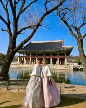 Andrea Legarreta Instagram - Jugando a ser de la realeza… En esta zona del Palacio Gyeongbokgung en Seúl Korea, las chicas y sus mamás, incluso los hombres, suelen vestirse con trajes tradicionales llamados “Hanbok” para hacer sesiones de fotos para tener un recuerdo de su visita a este espectacular Palacio… Y bueno… No pudimos negarnos a hacer lo mismo mi princesa pequeña y yo… Confieso que estábamos a -6 grados centígrados y aguantamos como las grandes jajajaja …  Vestidos @doyo.hanbok 🙌🏻💫✨😍 #koreatravel #Gyeongbokgung #Corea #AmorInfinito #Seul #seoul  @ninarubinl ❤️💫