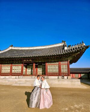 Andrea Legarreta Instagram - Jugando a ser de la realeza… En esta zona del Palacio Gyeongbokgung en Seúl Korea, las chicas y sus mamás, incluso los hombres, suelen vestirse con trajes tradicionales llamados “Hanbok” para hacer sesiones de fotos para tener un recuerdo de su visita a este espectacular Palacio… Y bueno… No pudimos negarnos a hacer lo mismo mi princesa pequeña y yo… Confieso que estábamos a -6 grados centígrados y aguantamos como las grandes jajajaja …  Vestidos @doyo.hanbok 🙌🏻💫✨😍 #koreatravel #Gyeongbokgung #Corea #AmorInfinito #Seul #seoul  @ninarubinl ❤️💫