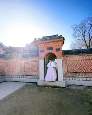 Andrea Legarreta Instagram - Jugando a ser de la realeza… En esta zona del Palacio Gyeongbokgung en Seúl Korea, las chicas y sus mamás, incluso los hombres, suelen vestirse con trajes tradicionales llamados “Hanbok” para hacer sesiones de fotos para tener un recuerdo de su visita a este espectacular Palacio… Y bueno… No pudimos negarnos a hacer lo mismo mi princesa pequeña y yo… Confieso que estábamos a -6 grados centígrados y aguantamos como las grandes jajajaja …  Vestidos @doyo.hanbok 🙌🏻💫✨😍 #koreatravel #Gyeongbokgung #Corea #AmorInfinito #Seul #seoul  @ninarubinl ❤️💫