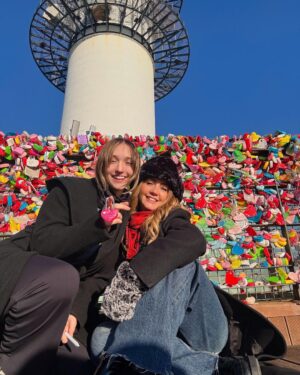 Andrea Legarreta Instagram - Dándole color al alma… Contándonos nuevas historias y creando nuevos recuerdos… Dándole vida a la vida… Viajar es vivir… 
Este viaje nos sorprendió mucho! No estaba planeado… Se dio y aquí estamos!! Gozándolo al máximo y con los 5 sentidos… Te amo infinito ❤️ Agradecidas 🙏🏻💫✨ 
❤️❤️❤️ #SueñoHechoRealidad #koreatravel #Seoul #Travel #korea #AmorInfinito  #corea 🇰🇷 #ExtrañandoAMia ❤️ #seoultower