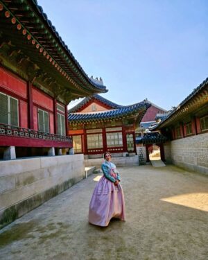 Andrea Legarreta Instagram - Jugando a ser de la realeza… En esta zona del Palacio Gyeongbokgung en Seúl Korea, las chicas y sus mamás, incluso los hombres, suelen vestirse con trajes tradicionales llamados “Hanbok” para hacer sesiones de fotos para tener un recuerdo de su visita a este espectacular Palacio… Y bueno… No pudimos negarnos a hacer lo mismo mi princesa pequeña y yo… Confieso que estábamos a -6 grados centígrados y aguantamos como las grandes jajajaja …  Vestidos @doyo.hanbok 🙌🏻💫✨😍 #koreatravel #Gyeongbokgung #Corea #AmorInfinito #Seul #seoul  @ninarubinl ❤️💫