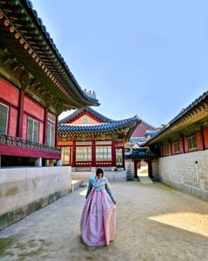 Andrea Legarreta Instagram - Jugando a ser de la realeza… En esta zona del Palacio Gyeongbokgung en Seúl Korea, las chicas y sus mamás, incluso los hombres, suelen vestirse con trajes tradicionales llamados “Hanbok” para hacer sesiones de fotos para tener un recuerdo de su visita a este espectacular Palacio… Y bueno… No pudimos negarnos a hacer lo mismo mi princesa pequeña y yo… Confieso que estábamos a -6 grados centígrados y aguantamos como las grandes jajajaja …  Vestidos @doyo.hanbok 🙌🏻💫✨😍 #koreatravel #Gyeongbokgung #Corea #AmorInfinito #Seul #seoul  @ninarubinl ❤️💫