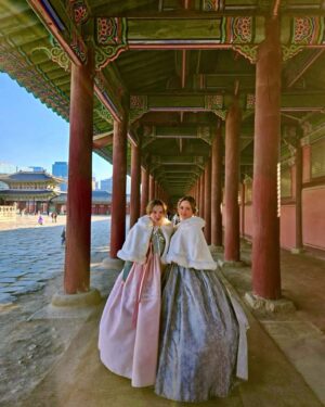 Andrea Legarreta Instagram - Jugando a ser de la realeza… En esta zona del Palacio Gyeongbokgung en Seúl Korea, las chicas y sus mamás, incluso los hombres, suelen vestirse con trajes tradicionales llamados “Hanbok” para hacer sesiones de fotos para tener un recuerdo de su visita a este espectacular Palacio… Y bueno… No pudimos negarnos a hacer lo mismo mi princesa pequeña y yo… Confieso que estábamos a -6 grados centígrados y aguantamos como las grandes jajajaja …  Vestidos @doyo.hanbok 🙌🏻💫✨😍 #koreatravel #Gyeongbokgung #Corea #AmorInfinito #Seul #seoul  @ninarubinl ❤️💫