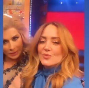 Andrea Legarreta Instagram - Dulce… Reina hermosa!! Siempre encantadora y cálida… Y con una voz tan espectacular que ponía la piel “chinita”…. Que pronto emprendes el vuelo… Vamos a extrañarte y extrañar tu extraordinario talento y don de gente!! Siempre fuiste y serás especial!!! Te guardo en mi corazón y agradezco tu dulzura conmigo cada vez que nos veíamos!! Te quiero preciosa!! Vuela alto y deleita a todos allá con tu celestial voz!! Descansa en paz… @dulcelacantante 🙏🏻🙌🏻🤍🌟 Abrazo cálido a todos tus amores!! ❤️