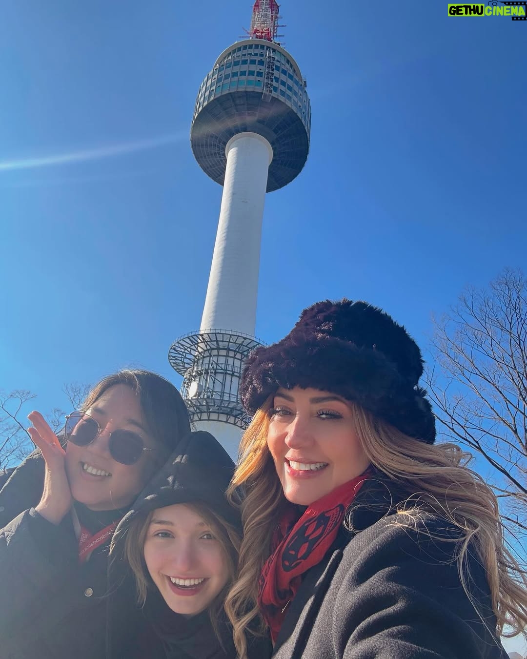 Andrea Legarreta - 48.6K Likes - Dándole color al alma… Contándonos nuevas historias y creando nuevos recuerdos… Dándole vida a la vida… Viajar es vivir… 
Este viaje nos sorprendió mucho! No estaba planeado… Se dio y aquí estamos!! Gozándolo al máximo y con los 5 sentidos… Te amo infinito ❤️ Agradecidas 🙏🏻💫✨ 
❤️❤️❤️ #SueñoHechoRealidad #koreatravel #Seoul #Travel #korea #AmorInfinito  #corea 🇰🇷 #ExtrañandoAMia ❤️ #seoultower