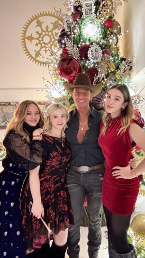 Andrea Legarreta Instagram - La Navidad y la vida misma se tratan de que con todos sus contrastes, colores, sabores, instantes, emociones, retos, alegrías y tristezas, busquemos de una y mil maneras vivir bonito y de la mejor manera!! Agradezco desde el fondo de mi corazón la presencia de todos los que compartimos tan especial y hermoso día físicamente entre lágrimas, risas, carcajadas, comida deliciosa, juegos, apapacho y amor y de nuestros amores que están y estarán siempre habitando en nuestra alma, corazones, sonrisas, el brillo de nuestros ojos, en nuestros recuerdos más valiosos y en todos nuestros instantes… Una vez más compruebo que con los años y los daños, si no hemos aprendido nada, si no le damos el valor a lo que verdaderamente importa, no tiene sentido nada de lo vivido… GRACIAS desde el fondo de mi corazón familia amada!! Estoy segura que todos lo guardaremos en la memoria del corazón… Los amo!! GRACIAS GRACIAS GRACIAS!! Feliz Navidad a todos!! Bendiciones infinitas!!! Y besos al cielo a nuestros amores!!! #Navidad2024 #AmorInfinito #FelizNavidad #Christmas 🎄💫🌟🙏🏻❤️❤️❤️❤️❤️❤️❤️❤️❤️❤️❤️❤️❤️❤️