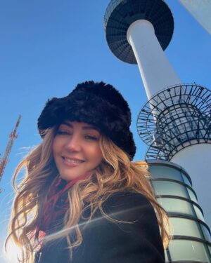 Andrea Legarreta Instagram - Dándole color al alma… Contándonos nuevas historias y creando nuevos recuerdos… Dándole vida a la vida… Viajar es vivir… 
Este viaje nos sorprendió mucho! No estaba planeado… Se dio y aquí estamos!! Gozándolo al máximo y con los 5 sentidos… Te amo infinito ❤️ Agradecidas 🙏🏻💫✨ 
❤️❤️❤️ #SueñoHechoRealidad #koreatravel #Seoul #Travel #korea #AmorInfinito  #corea 🇰🇷 #ExtrañandoAMia ❤️ #seoultower