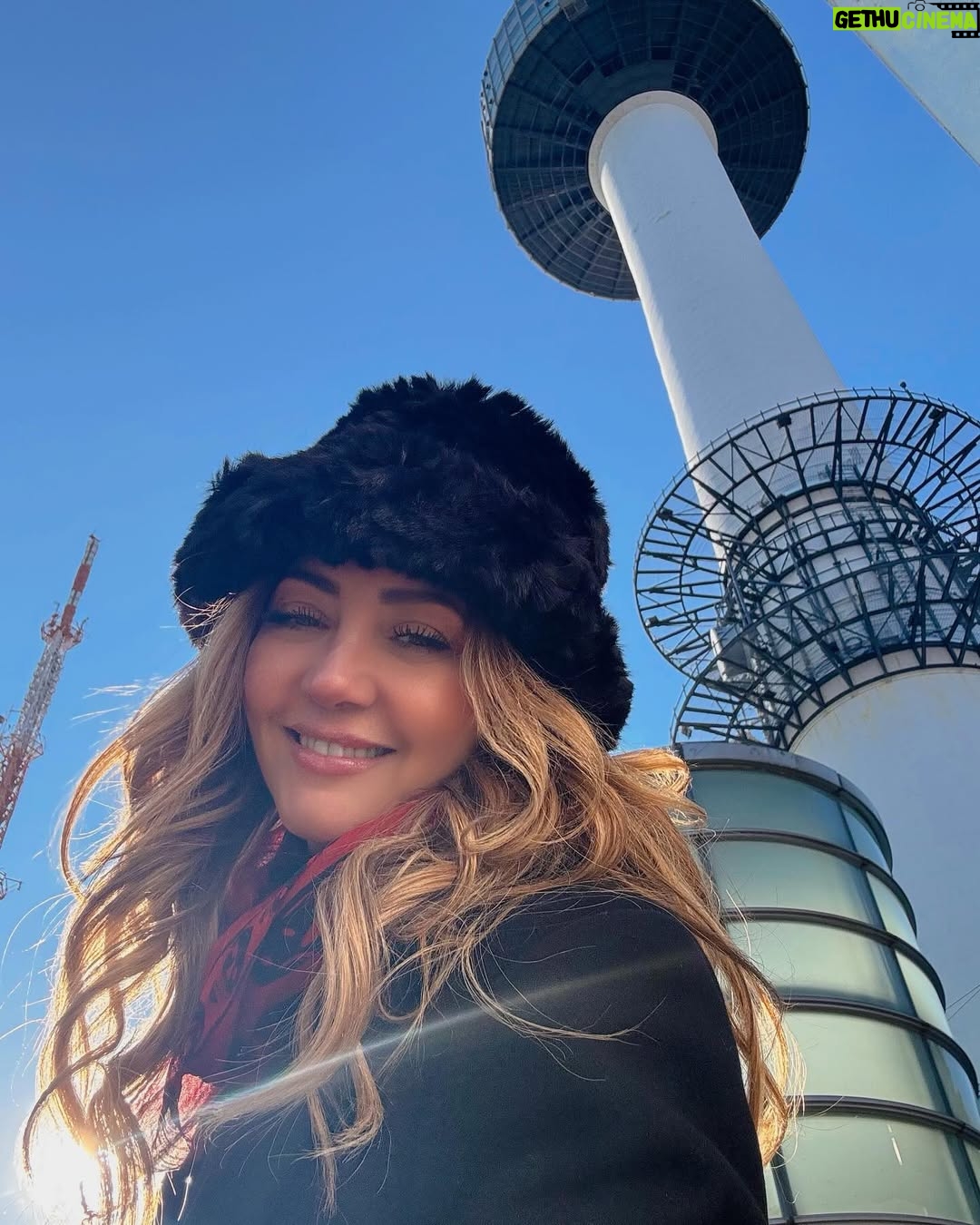 Andrea Legarreta - 48.6K Likes - Dándole color al alma… Contándonos nuevas historias y creando nuevos recuerdos… Dándole vida a la vida… Viajar es vivir… 
Este viaje nos sorprendió mucho! No estaba planeado… Se dio y aquí estamos!! Gozándolo al máximo y con los 5 sentidos… Te amo infinito ❤️ Agradecidas 🙏🏻💫✨ 
❤️❤️❤️ #SueñoHechoRealidad #koreatravel #Seoul #Travel #korea #AmorInfinito  #corea 🇰🇷 #ExtrañandoAMia ❤️ #seoultower