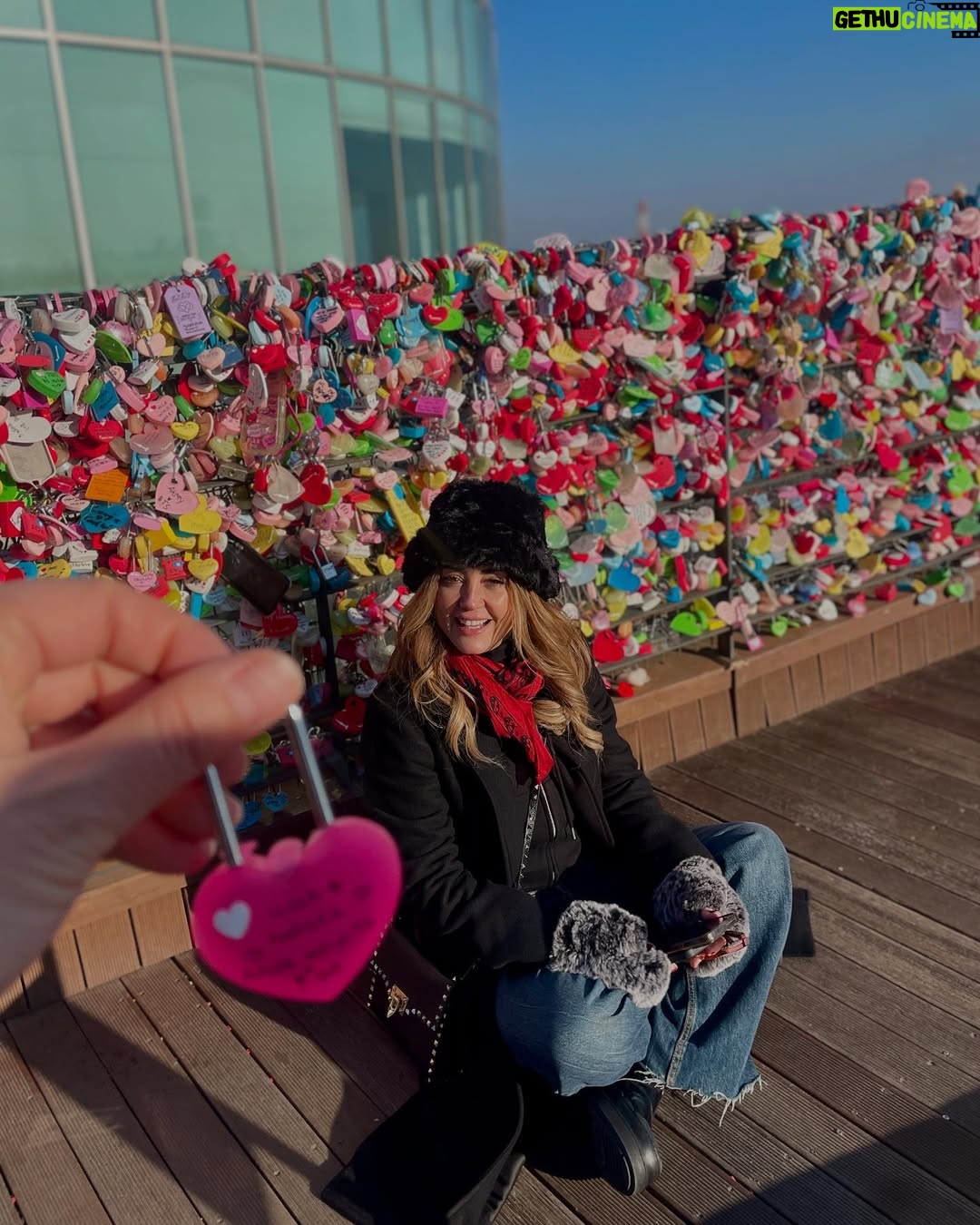 Andrea Legarreta - 48.6K Likes - Dándole color al alma… Contándonos nuevas historias y creando nuevos recuerdos… Dándole vida a la vida… Viajar es vivir… 
Este viaje nos sorprendió mucho! No estaba planeado… Se dio y aquí estamos!! Gozándolo al máximo y con los 5 sentidos… Te amo infinito ❤️ Agradecidas 🙏🏻💫✨ 
❤️❤️❤️ #SueñoHechoRealidad #koreatravel #Seoul #Travel #korea #AmorInfinito  #corea 🇰🇷 #ExtrañandoAMia ❤️ #seoultower
