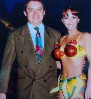 Andrea Legarreta Instagram - Esta del recuerdo #TBT Es una JOYA del año 1997 en la telenovela #NoTengoMadre de mi querido @ederbez 🙌🏻 La foto fue con el Chef del restaurante “Maunaloa” en donde mi personaje bailaba con un top de cocos y frutas en la cabeza! Jajajaja No se pierdan la entrada de la novela en el vídeo detrás de la foto!! Jajajaja Eso fue un verdadero GOZO!! Y además con un reparto de LUJO!! Ojalá la vuelvan a poner!! Jajaja 
Gracias @figuerolas por la foto que te dio el chef!! 🙌🏻❤️❤️❤️❤️