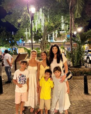 Andrea Nocetti Instagram - Con mi amiga del alma @juliegerdts , sus polluelos y mi muñeco mayor… 🫶 #kids #friends #cartagena #colombia #friendsthatarefamily #love #schoolfriends #lucianminski @lucianminski