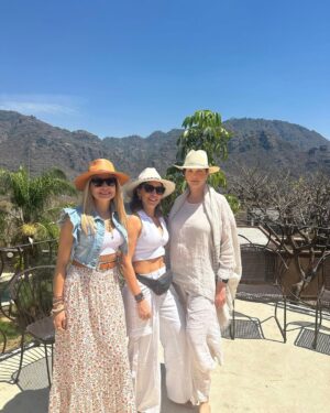 Andrea Nocetti Instagram - Y si, hice un alto en el camino… Tome tiempo para mi misma… me desconecte ( no del todo xq tengo a mis chiquis ) pero si me desconecte del mundanal ruido para conectarme con la naturaleza, que en definitiva es de donde venimos… Fue un retiro hermoso donde fui con muchas expectativas… Sane del todo? No, pero ahí voy en el camino… conocí personas amorosas y lugares increíbles… Me cuesta conectarme con mi escencia y frenar un poco la mente y ahí voy aprendiendo poco a poco a hacerlo xq es necesario para vivir en armonía… Gracias @fercasasbuenas eres un ser de luz ✨ nos sostuviste en cada paso y aprendí a tenerte un cariño inmenso… @iamholistico @hostaldelaluzresort #tepoztlan #mexico #retiro #gategate #naturaleza #conexion