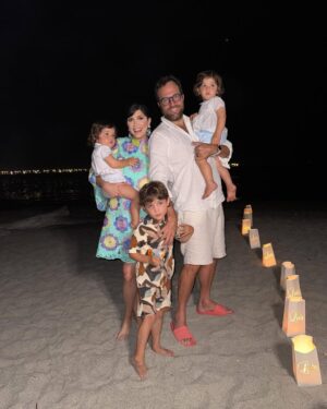 Andrea Nocetti Instagram - Feliz año nuevo! 🫶❤️🎇 #happynewyear #happynewyear2025 #love #family #celebration #blessings #gratitude #lucianminski #minskitwins #santamarta #colombia @lucianminski @minskitwins