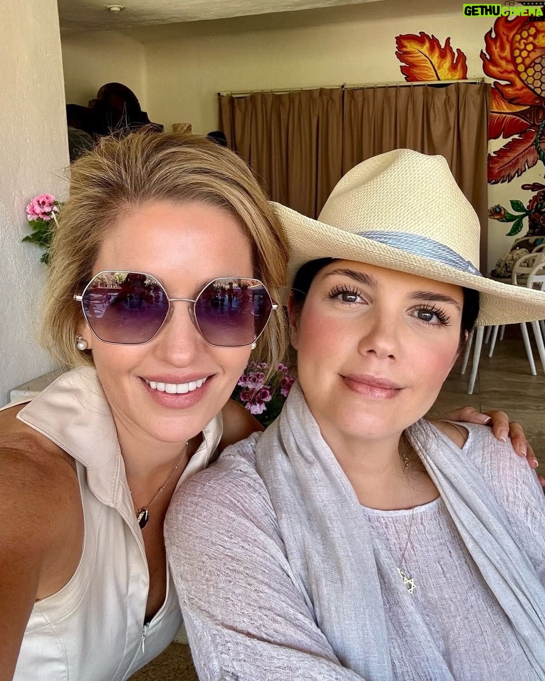 Andrea Nocetti - 1.8K Likes - Y si, hice un alto en el camino… Tome tiempo para mi misma… me desconecte ( no del todo xq tengo a mis chiquis ) pero si me desconecte del mundanal ruido para conectarme con la naturaleza, que en definitiva es de donde venimos… Fue un retiro hermoso donde fui con muchas expectativas… Sane del todo? No, pero ahí voy en el camino… conocí personas amorosas y lugares increíbles… Me cuesta conectarme con mi escencia y frenar un poco la mente y ahí voy aprendiendo poco a poco a hacerlo xq es necesario para vivir en armonía… Gracias @fercasasbuenas eres un ser de luz ✨ nos sostuviste en cada paso y aprendí a tenerte un cariño inmenso… @iamholistico @hostaldelaluzresort #tepoztlan #mexico #retiro #gategate #naturaleza #conexion