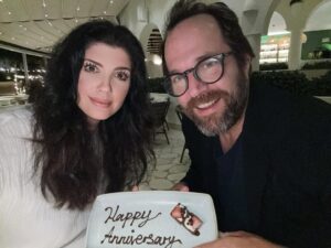 Andrea Nocetti Instagram - Feliz aniversario amor de mi vida… Pasan los años y te amo cada día más… Es verdad que el amor fluctúa y trasciende pero todavía siento mariposas y un amor infinito hacia ti… #10years #10yearstogether #10yearsanniversary #love #respect #mylove #mylife #myforeverlove #anniversary #tinanniversary #bodasdealuminio #aluminio #andreayelliot