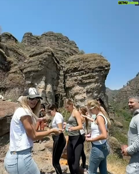 Andrea Nocetti - 1.8K Likes - Y si, hice un alto en el camino… Tome tiempo para mi misma… me desconecte ( no del todo xq tengo a mis chiquis ) pero si me desconecte del mundanal ruido para conectarme con la naturaleza, que en definitiva es de donde venimos… Fue un retiro hermoso donde fui con muchas expectativas… Sane del todo? No, pero ahí voy en el camino… conocí personas amorosas y lugares increíbles… Me cuesta conectarme con mi escencia y frenar un poco la mente y ahí voy aprendiendo poco a poco a hacerlo xq es necesario para vivir en armonía… Gracias @fercasasbuenas eres un ser de luz ✨ nos sostuviste en cada paso y aprendí a tenerte un cariño inmenso… @iamholistico @hostaldelaluzresort #tepoztlan #mexico #retiro #gategate #naturaleza #conexion