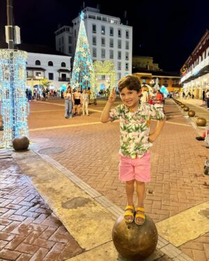 Andrea Nocetti Instagram - Un borondo por mi linda Cartagena… #cartagena #alumbrados #alumbradoscartagena #family #love #myboys #brothers #twins #twinboys #momofboys #vacations #lucianminski #minskitwins # @lucianminski @minskitwins @lizamargomez