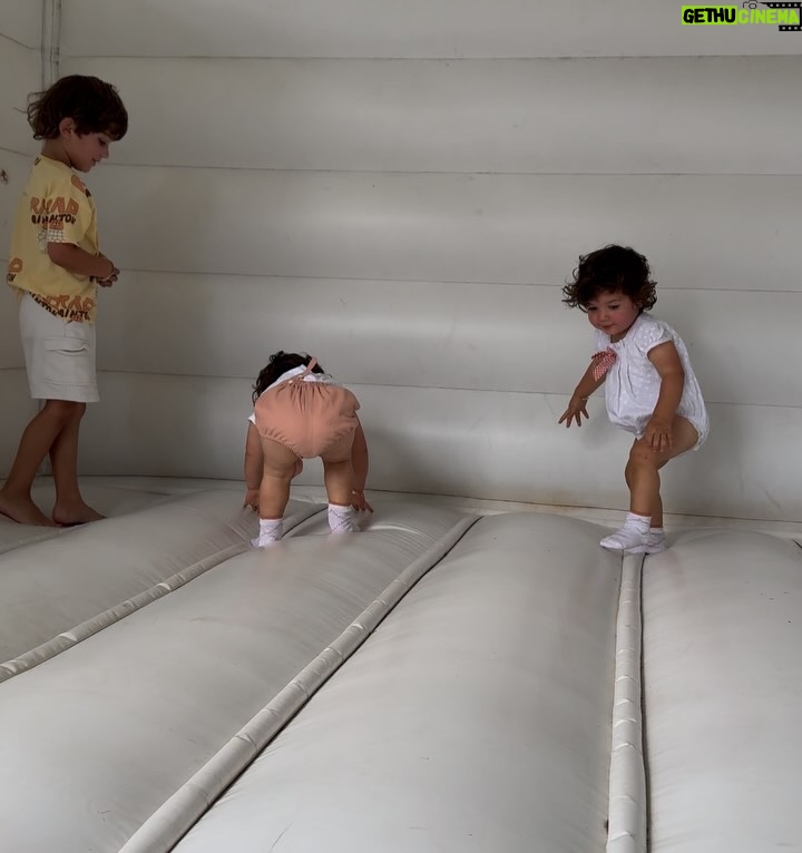 Andrea Nocetti - 1.2K Likes - Un día en la granja con mis muñecos… No hay nada como compartir con animales y respirar aire puro… y lo mejor es que la Lola nos pudo acompañar 🐶🐮🐷🦆🐤 #farm #animals #fun #family #myboys #lucianminski #minskitwins #momofboys