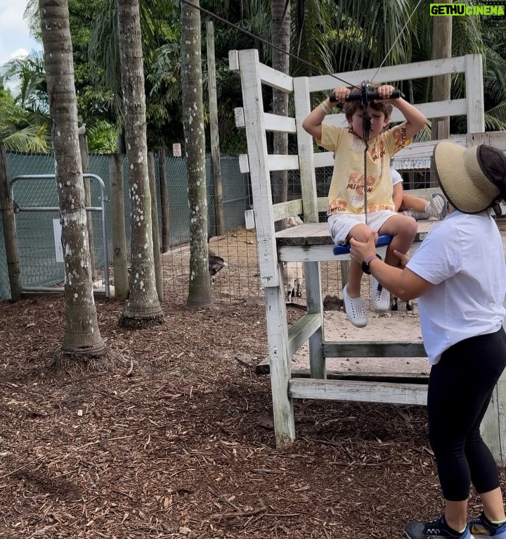 Andrea Nocetti - 1.2K Likes - Un día en la granja con mis muñecos… No hay nada como compartir con animales y respirar aire puro… y lo mejor es que la Lola nos pudo acompañar 🐶🐮🐷🦆🐤 #farm #animals #fun #family #myboys #lucianminski #minskitwins #momofboys