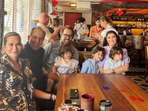 Andrea Nocetti Instagram - Feliz cumpleaños mi vida entera! Te amo! 🎉🫶❤️#happybirthday #felizcumpleaños #hubby #love #family #celebration #49yearsold #andrescarnederes #andrescarnederesmiami