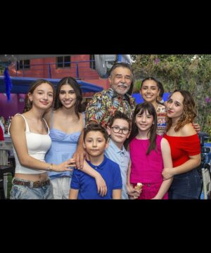 Andrea Torre Instagram - Este fin de semana nos reunimos para festejar la vida de un hombre que ha dejado huella en el escenario, en nuestras vidas y en el corazón de todos los que lo rodean.

¡Feliz cumpleaños, Don George! 🎂
Te celebramos siempre.

#ATH #andreatorre #odp #familiaortizdepinedo #cumpleaños #dongeorge #jorgeortizdepinedo #celebrando