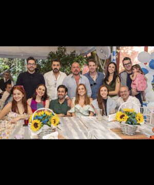 Andrea Torre Instagram - Este fin de semana nos reunimos para festejar la vida de un hombre que ha dejado huella en el escenario, en nuestras vidas y en el corazón de todos los que lo rodean.

¡Feliz cumpleaños, Don George! 🎂
Te celebramos siempre.

#ATH #andreatorre #odp #familiaortizdepinedo #cumpleaños #dongeorge #jorgeortizdepinedo #celebrando