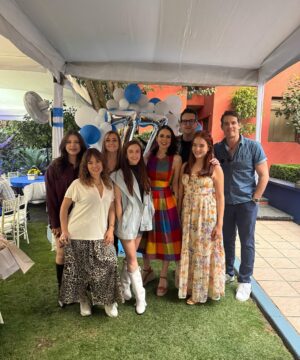 Andrea Torre Instagram - Este fin de semana nos reunimos para festejar la vida de un hombre que ha dejado huella en el escenario, en nuestras vidas y en el corazón de todos los que lo rodean.

¡Feliz cumpleaños, Don George! 🎂
Te celebramos siempre.

#ATH #andreatorre #odp #familiaortizdepinedo #cumpleaños #dongeorge #jorgeortizdepinedo #celebrando