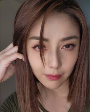 Angel Han Instagram - 做了一個從沒做過的造型👘好期待成果喔😍～
今天是看起來有點兇的我😈