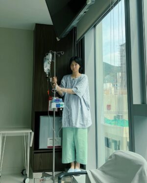 Angela Yuen Instagram - 終於出院了 🥶

非常抱歉非常缺席今年 HKIFF 開幕典禮，雖然被醫生和經理人強制遏止的當下，心情本是不憤叛逆的（見圖三），其後也非常強烈fomo一個又一個厲害的影人映後談，但事情發展到高燒持續不退，無助開始佔據我的大腦，令我漸漸再沒有想任何工作/玩樂/休閒的餘暇，也悟出了「沒有健康身體呢，就是乜都無」的真理 ^^

朋友聽完經理人禁止工作之後第一個反應：Angel 真係好錫你⋯⋯ 係，我都知，因為我凌晨係咁無助send 41.9度高燒相俾佢 @angelpetgu，然後佢係我未訓醒就衝左黎我樓下，食住野等我起身再帶我去醫院 😬

Anyhow 真的是小事一椿，多謝大家關心，以後會好好照顧自己 👌🏻🥰