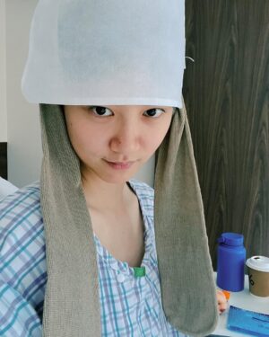 Angela Yuen Instagram - 終於出院了 🥶

非常抱歉非常缺席今年 HKIFF 開幕典禮，雖然被醫生和經理人強制遏止的當下，心情本是不憤叛逆的（見圖三），其後也非常強烈fomo一個又一個厲害的影人映後談，但事情發展到高燒持續不退，無助開始佔據我的大腦，令我漸漸再沒有想任何工作/玩樂/休閒的餘暇，也悟出了「沒有健康身體呢，就是乜都無」的真理 ^^

朋友聽完經理人禁止工作之後第一個反應：Angel 真係好錫你⋯⋯ 係，我都知，因為我凌晨係咁無助send 41.9度高燒相俾佢 @angelpetgu，然後佢係我未訓醒就衝左黎我樓下，食住野等我起身再帶我去醫院 😬

Anyhow 真的是小事一椿，多謝大家關心，以後會好好照顧自己 👌🏻🥰