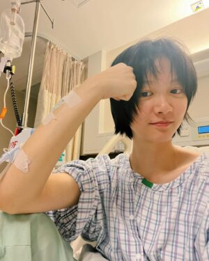 Angela Yuen Instagram - 終於出院了 🥶

非常抱歉非常缺席今年 HKIFF 開幕典禮，雖然被醫生和經理人強制遏止的當下，心情本是不憤叛逆的（見圖三），其後也非常強烈fomo一個又一個厲害的影人映後談，但事情發展到高燒持續不退，無助開始佔據我的大腦，令我漸漸再沒有想任何工作/玩樂/休閒的餘暇，也悟出了「沒有健康身體呢，就是乜都無」的真理 ^^

朋友聽完經理人禁止工作之後第一個反應：Angel 真係好錫你⋯⋯ 係，我都知，因為我凌晨係咁無助send 41.9度高燒相俾佢 @angelpetgu，然後佢係我未訓醒就衝左黎我樓下，食住野等我起身再帶我去醫院 😬

Anyhow 真的是小事一椿，多謝大家關心，以後會好好照顧自己 👌🏻🥰